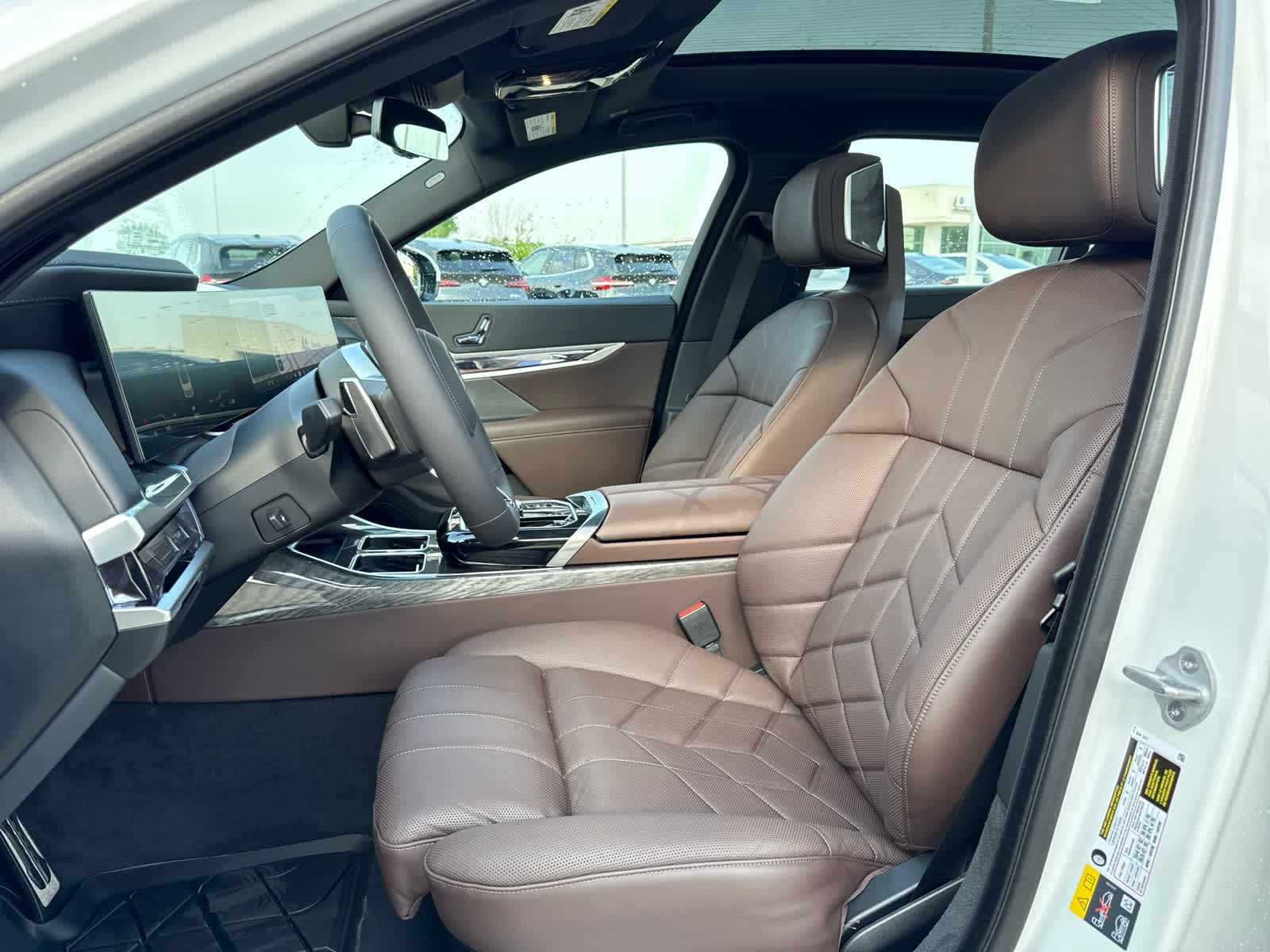 2025 BMW i7 50 - Photo 24