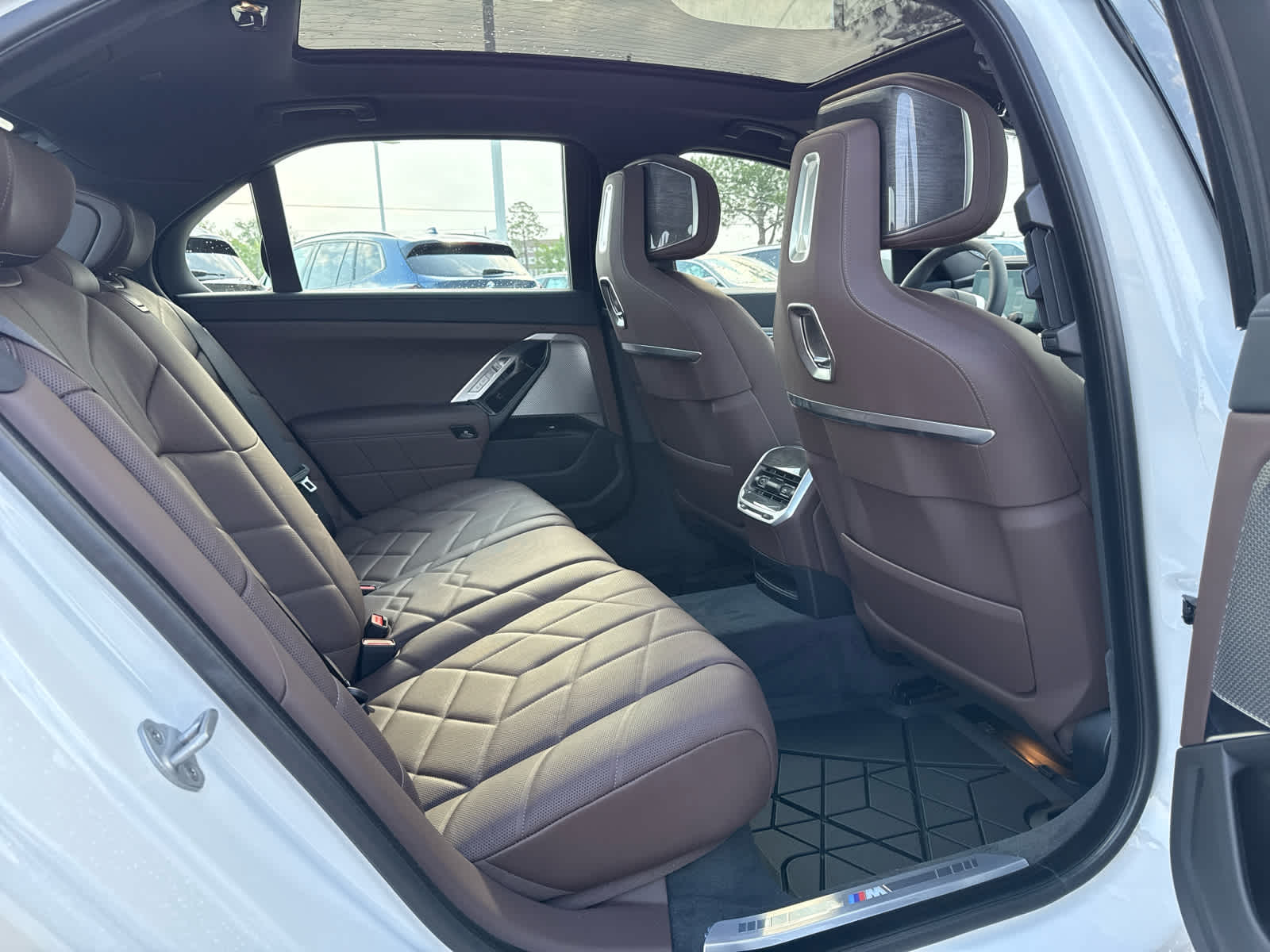2025 BMW i7 50 - Photo 16