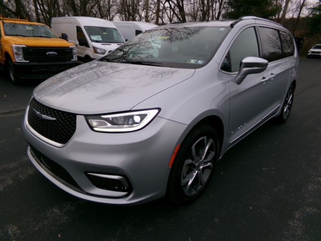 Used 2024 Chrysler Pacifica Pinnacle AWD Minivan/Van