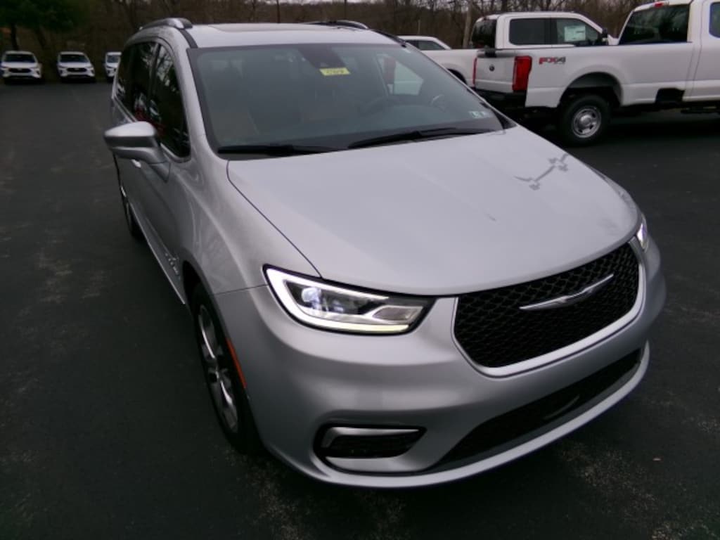 Used 2024 Chrysler Pacifica Pinnacle AWD Minivan/Van