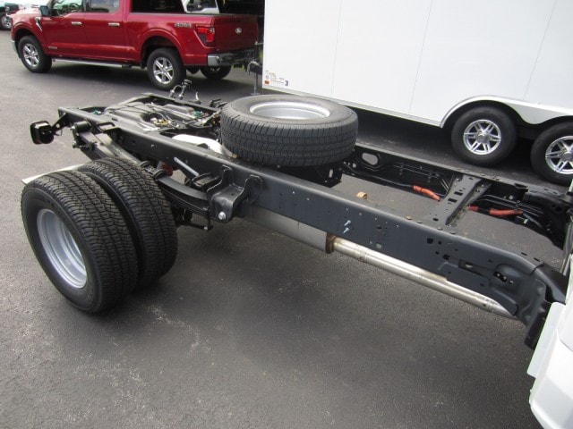 2025 Ford F-350 Super Duty Chassis Cab XL - Photo 4