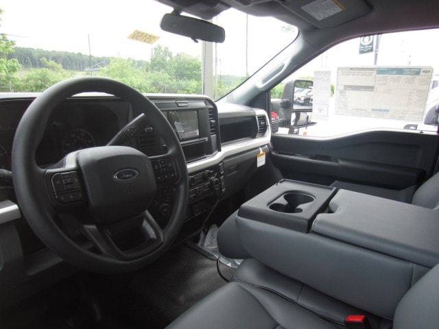 2025 Ford F-550 Super Duty Chassis Cab XL - Photo 10