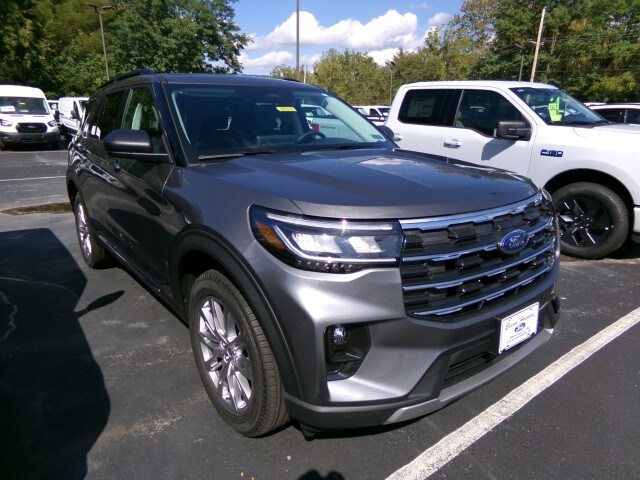 2025 Ford Explorer photo 2