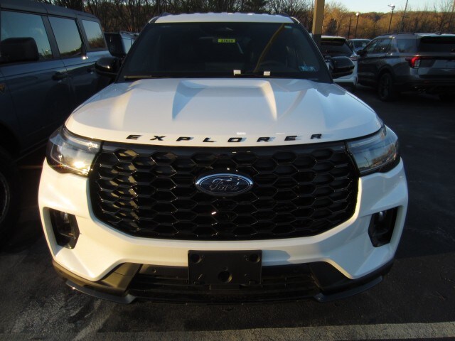 2025 Ford Explorer ST-Line photo 2