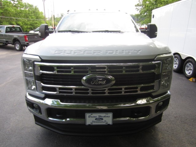 2025 Ford F-350 Super Duty Chassis Cab XL - Photo 2