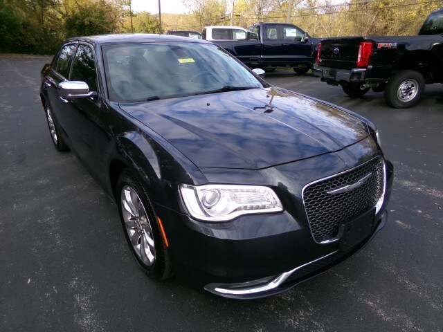 2016 Chrysler 300 photo 2