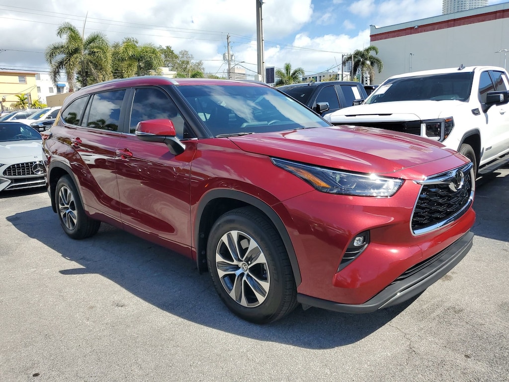Used 2025 Toyota Highlander XLE SUV