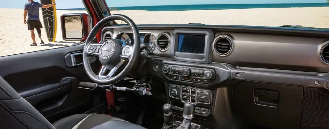 The black dash and interior in a 2022 Jeep Gladiator.