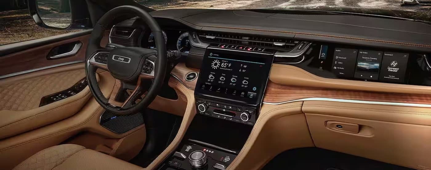 The brown dash in a 2025 Jeep Grand Cherokee.