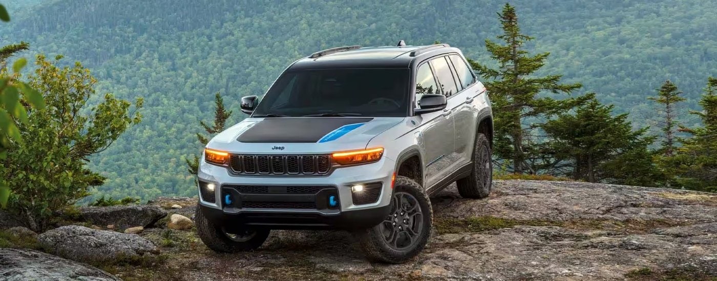 A white 2025 Jeep Grand Cherokee from the front.