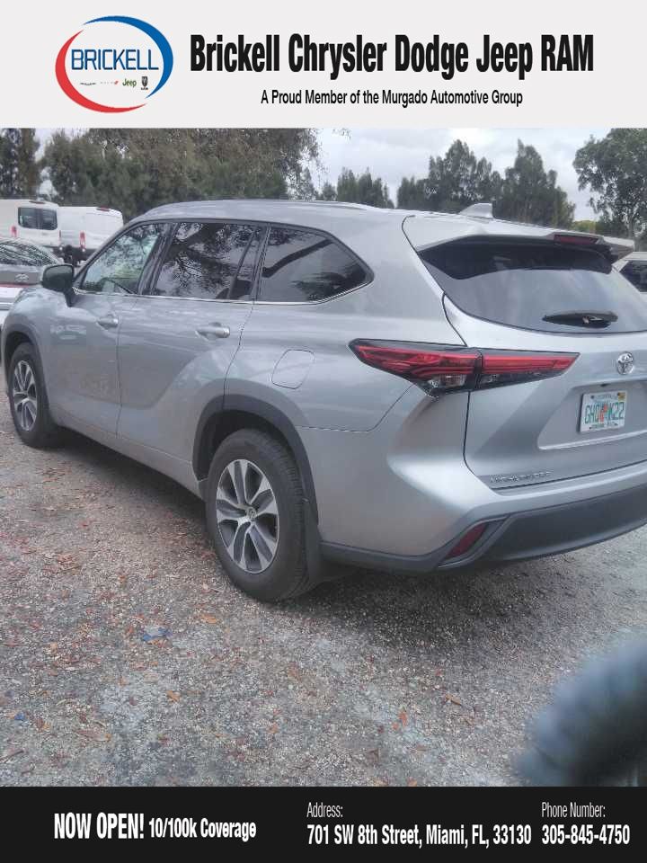 2021 Toyota Highlander XLE photo 3