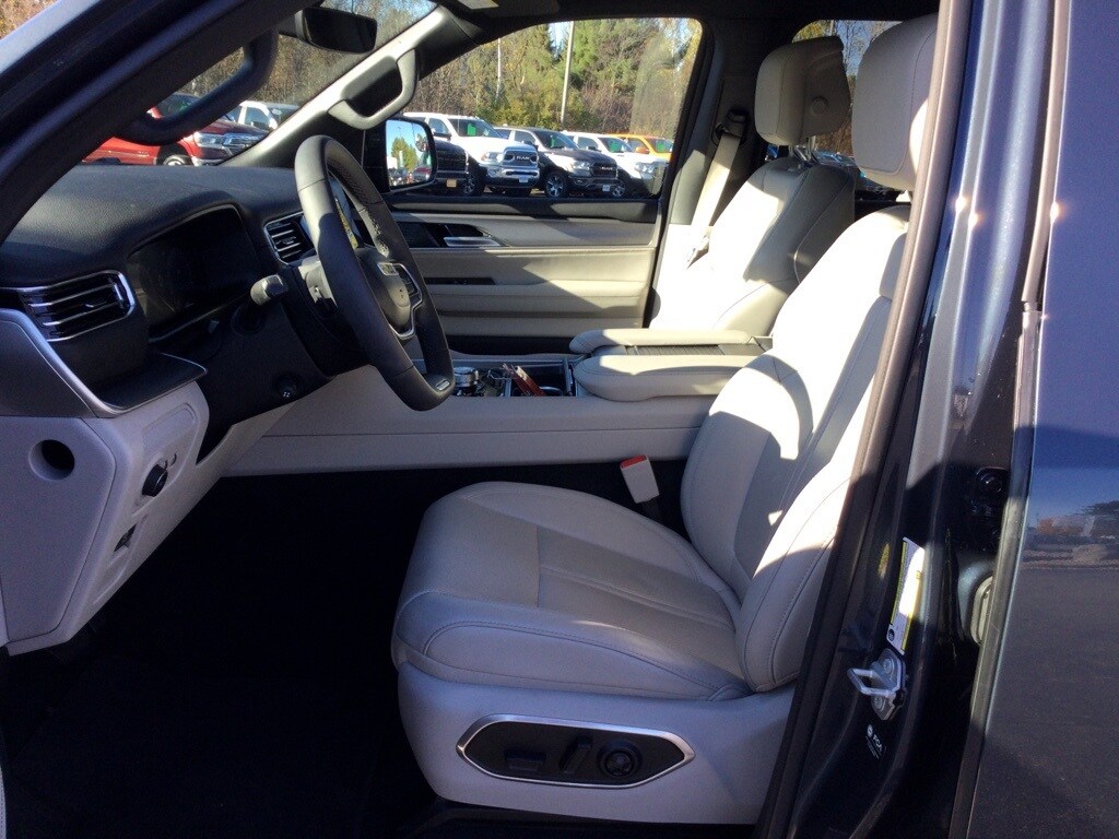 2025 Jeep Wagoneer L Base photo 2