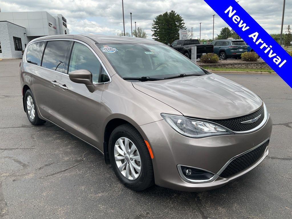 2018 Chrysler Pacifica Touring Plus's photo