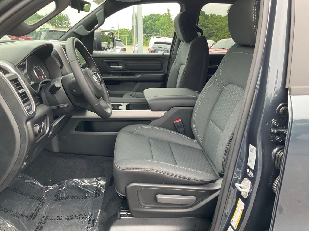 New 2026 Ram 1500 EXPRESS QUAD CAB 4X4 6'4 BOX Pickup