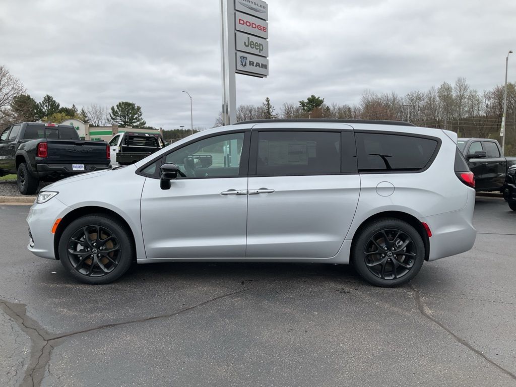 2026 Chrysler Pacifica Select - Photo 11