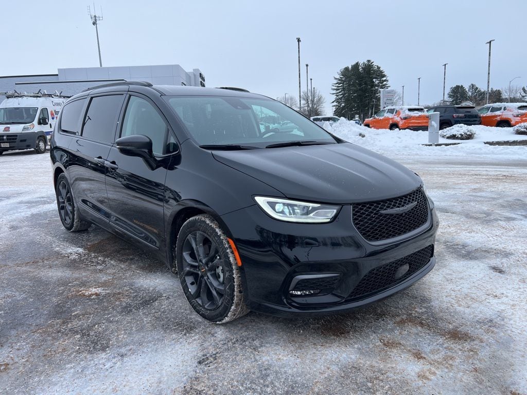 Used 2024 Chrysler Pacifica Touring L Minivan/Van