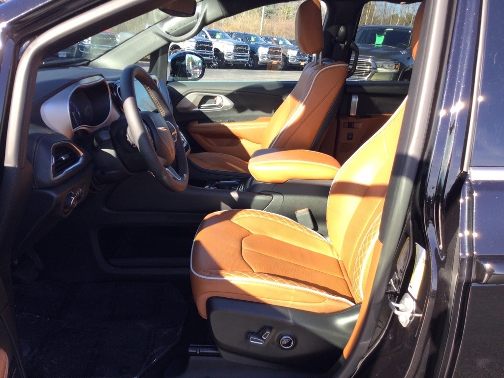 Certified 2025 Chrysler Pacifica Pinnacle Minivan/Van