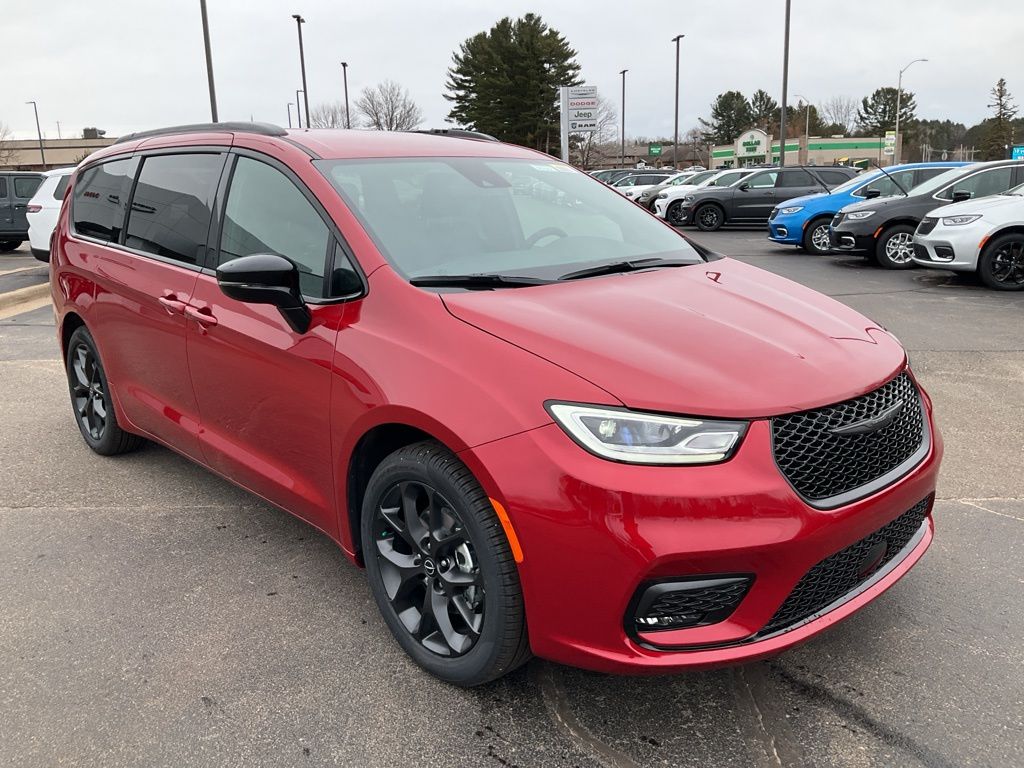 2026 Chrysler Pacifica Select's photo