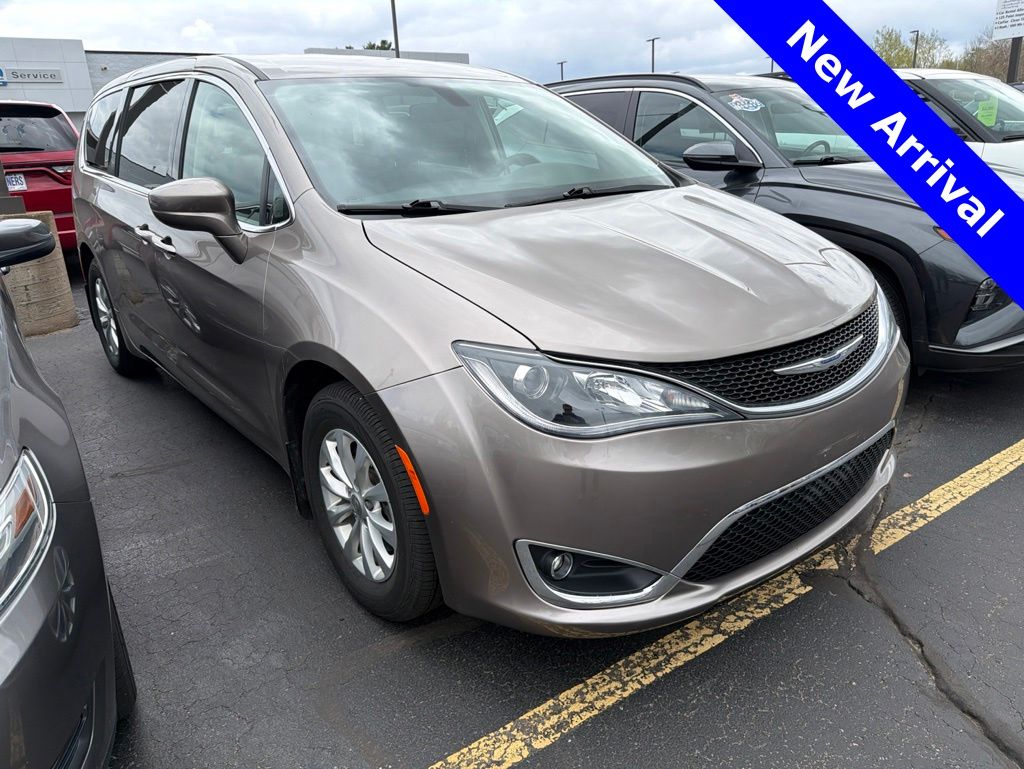 2018 Chrysler Pacifica Touring Plus's photo