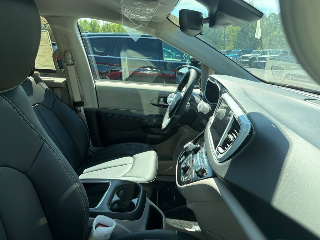 Used 2024 Chrysler Pacifica Touring L Minivan/Van