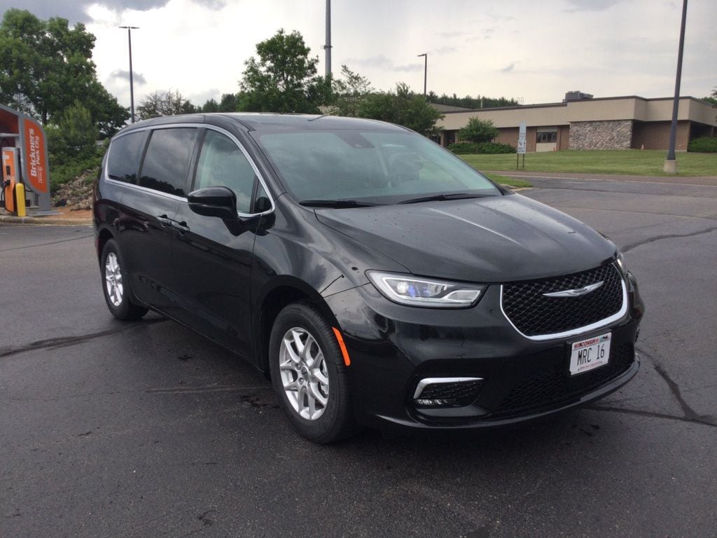 2023 Chrysler Pacifica Touring L's photo