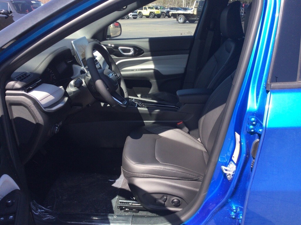 2025 Jeep Compass Limited photo 2