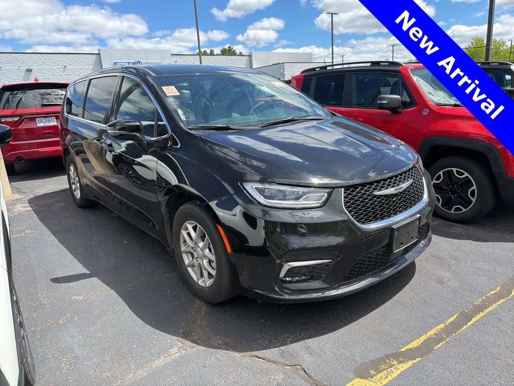 2025 Chrysler Pacifica Select's photo