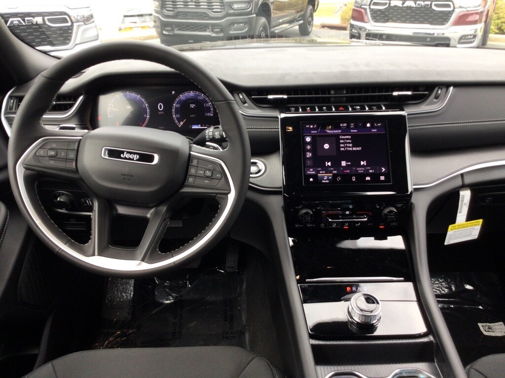 2025 Jeep Grand Cherokee Laredo photo 3