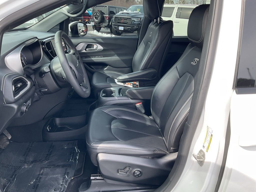Used 2023 Chrysler Pacifica Touring L Minivan/Van