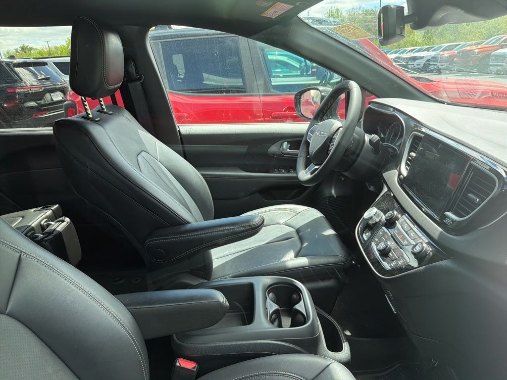 Used 2025 Chrysler Pacifica Select Minivan/Van