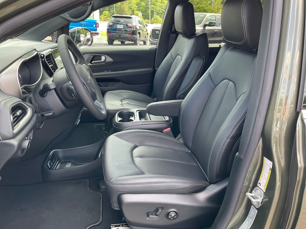 New 2027 Chrysler Pacifica SELECT Passenger Van
