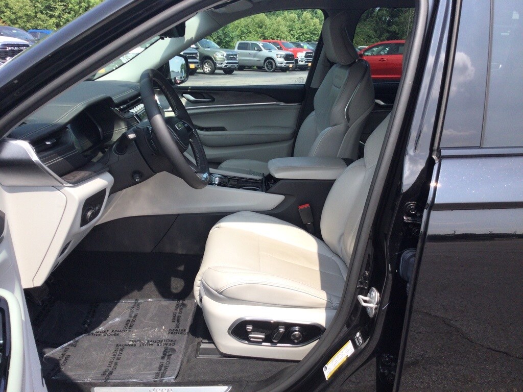 2023 Jeep Grand Cherokee Overland photo 2