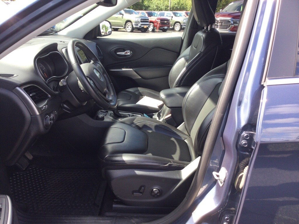 2019 Jeep Cherokee Latitude photo 2
