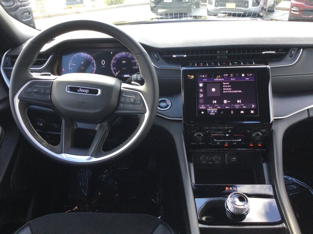2025 Jeep Grand Cherokee Altitude photo 3
