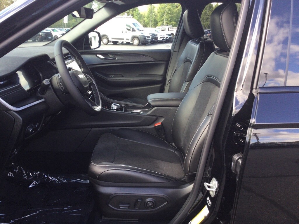 2025 Jeep Grand Cherokee Altitude photo 2
