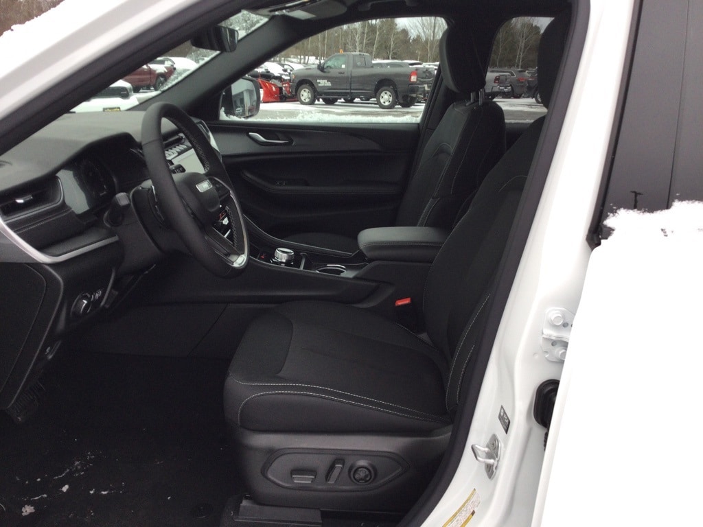 New 2025 Jeep Grand Cherokee LAREDO 4X4 Sport Utility