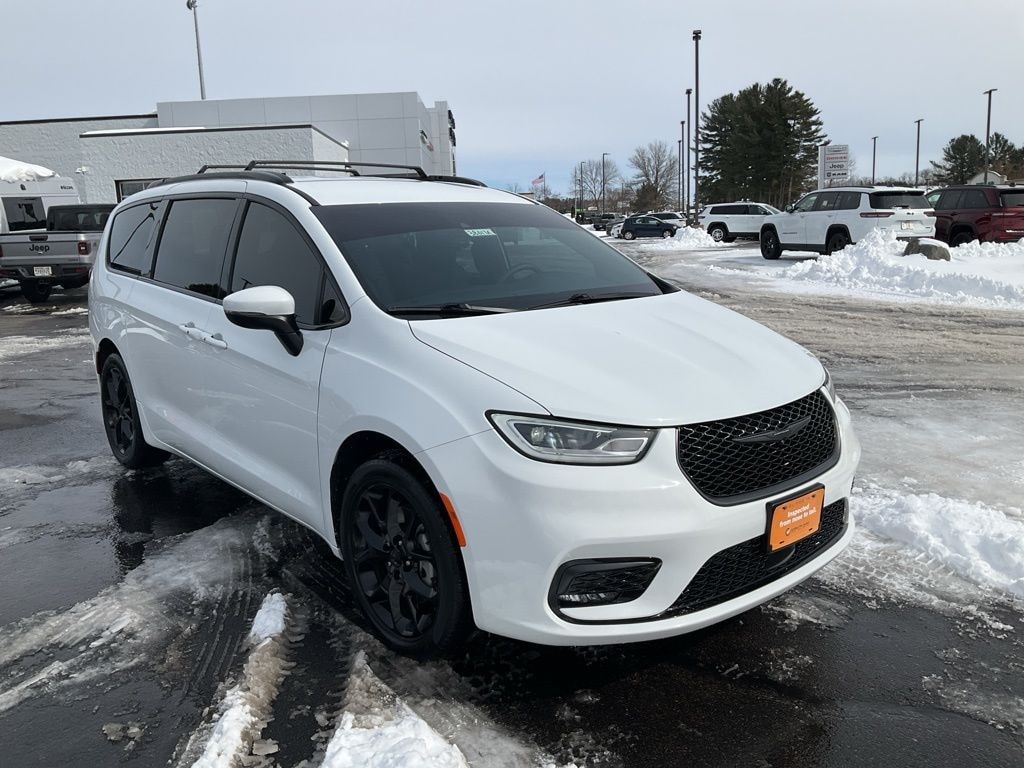 Used 2023 Chrysler Pacifica Touring L Minivan/Van