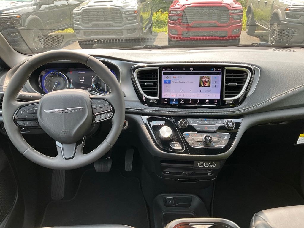 Used 2024 Chrysler Pacifica Touring L Minivan/Van