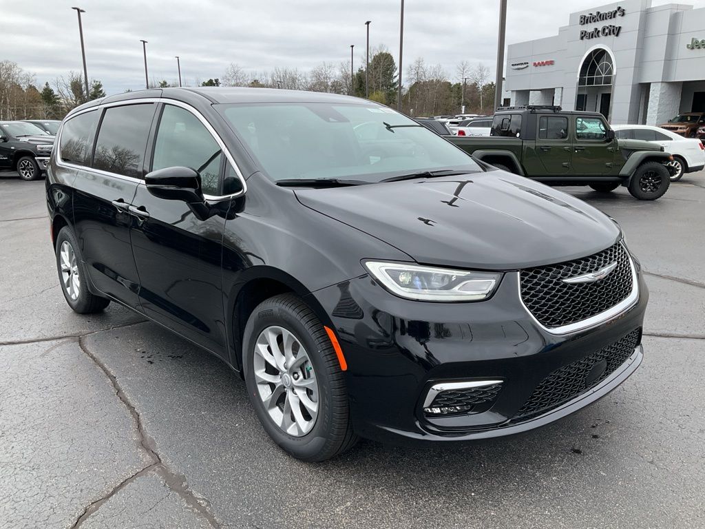 2026 Chrysler Pacifica Select AWD's photo