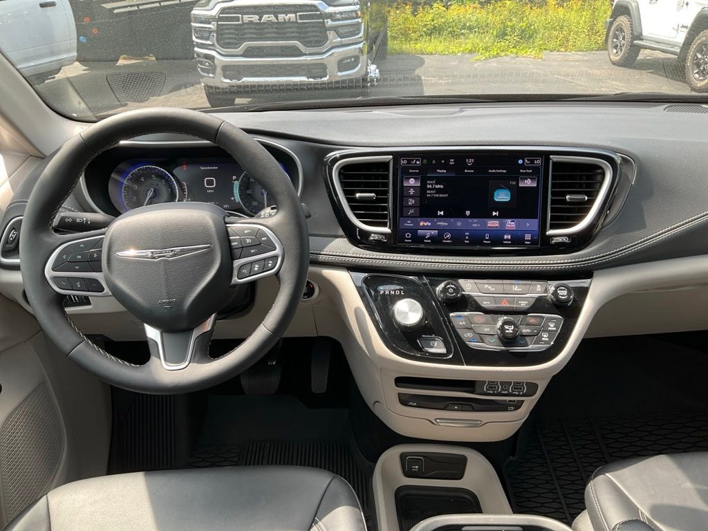 Used 2024 Chrysler Pacifica Touring L Minivan/Van