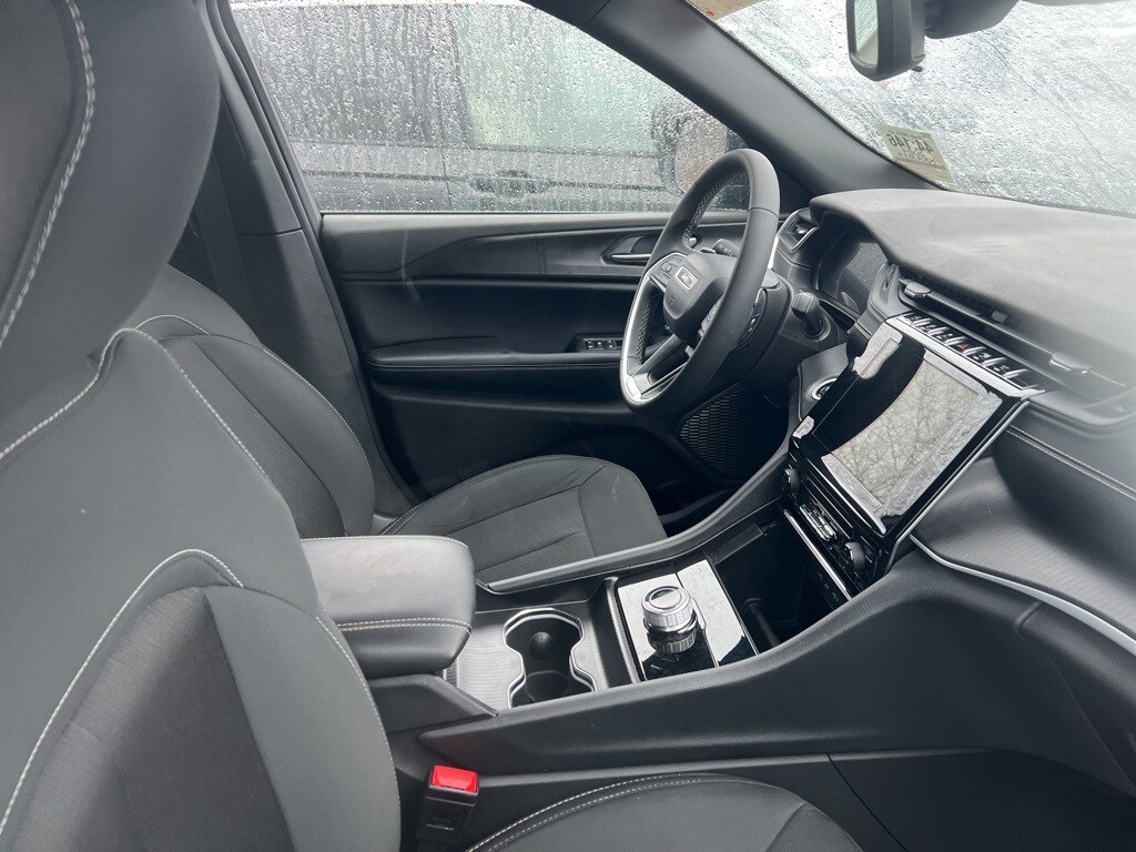 2024 Jeep Grand Cherokee Laredo photo 2