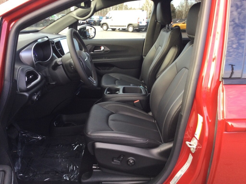 New 2026 Chrysler Pacifica SELECT AWD Passenger Van