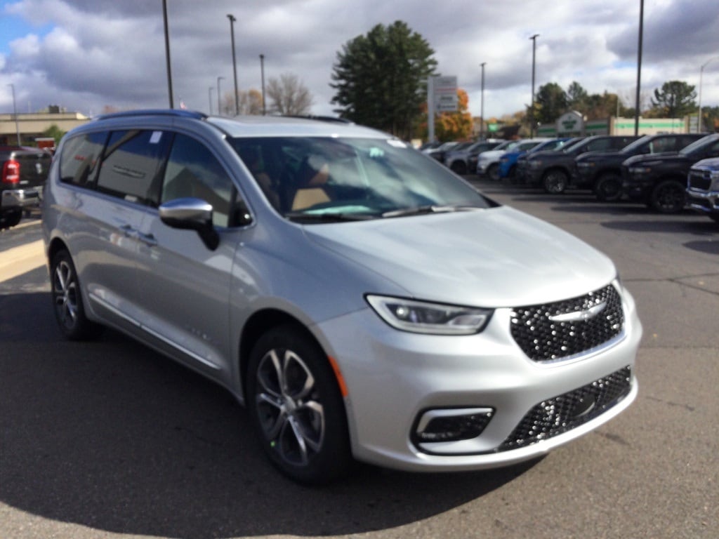 2026 Chrysler Pacifica Pinnacle's photo