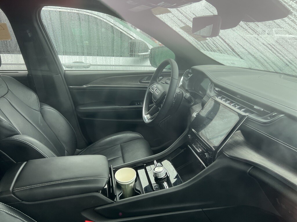 2024 Jeep Grand Cherokee Overland photo 2