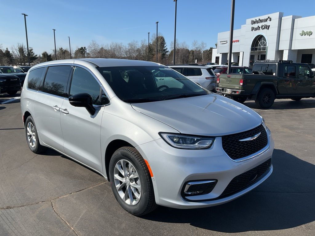 2026 Chrysler Pacifica Select AWD's photo