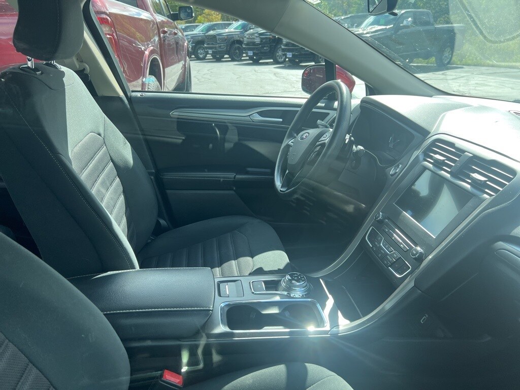 2018 Ford Fusion SE photo 2