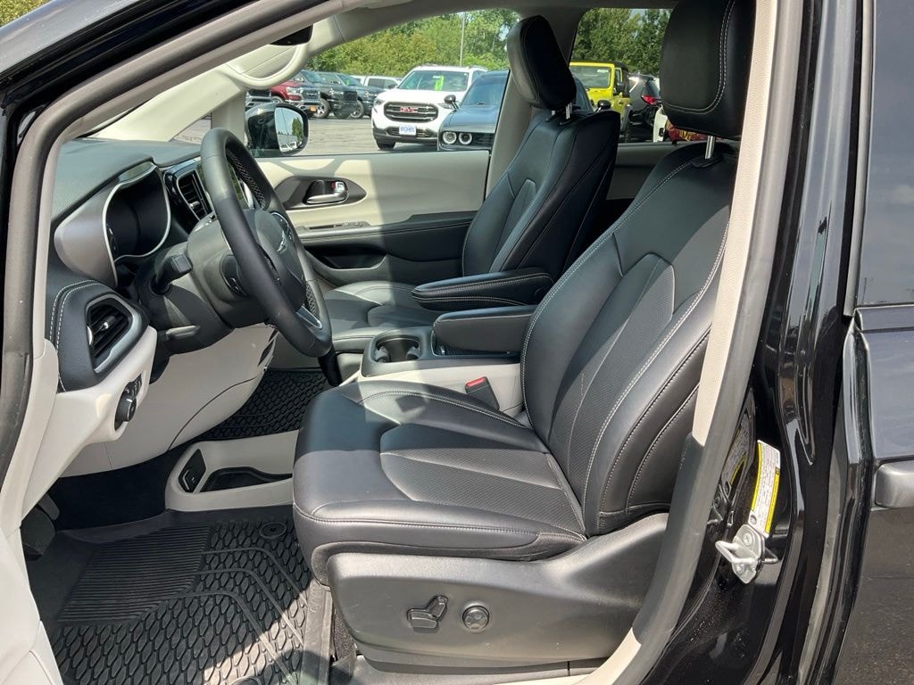 Used 2024 Chrysler Pacifica Touring L Minivan/Van