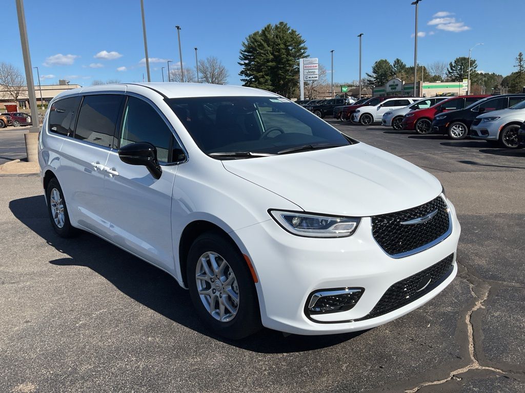 2026 Chrysler Pacifica Select's photo