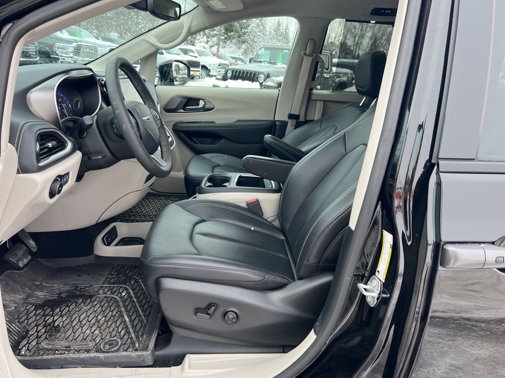 Used 2024 Chrysler Pacifica Touring L Minivan/Van