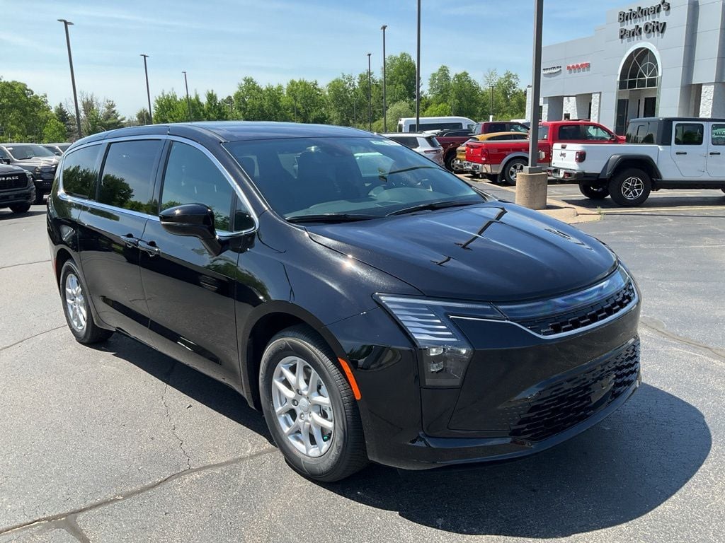 2027 Chrysler Pacifica Select's photo